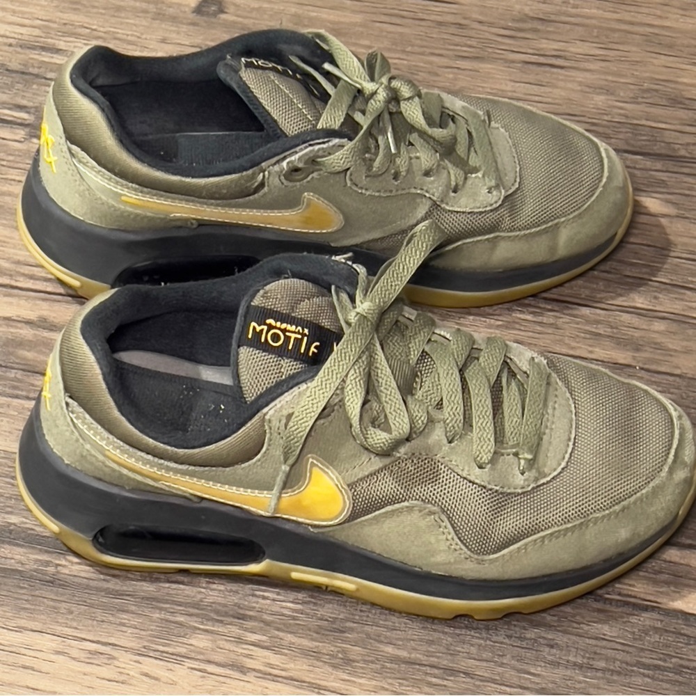 NIKE Air Max Motif Next Nature GS Medium Olive/Gum DZ5639-200. Lace-up size 4Y.